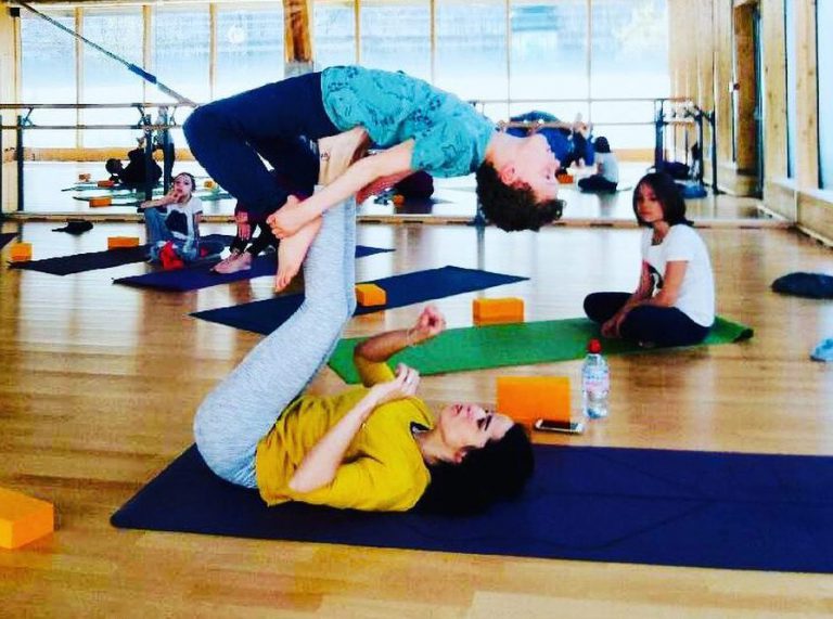 Activité 'Viser l’harmonie, ensemble grâce au Yoga et à l’Acroyoga' par Apprends et Rêve, activités pour enfants et ados à Paris