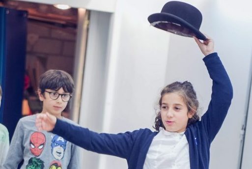 Une image de l‘activité Comédie musicale en anglais 9-12 ans organisée par Apprends et Rêve, activités pour enfants et ados à Paris