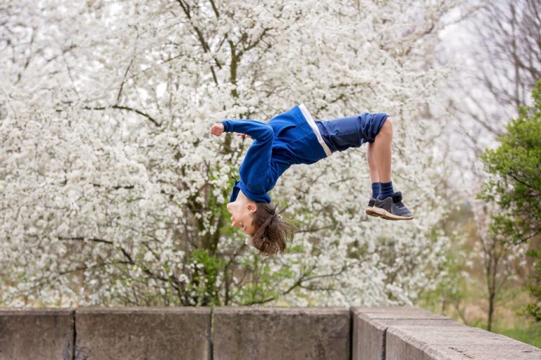 Activité 'Défier l’apesanteur grâce à la gymnastique' par Apprends et Rêve, activités pour enfants et ados à Paris