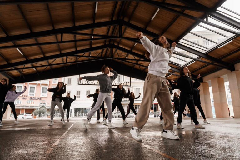 Activité '💃 Danse : Hip Hop/ Modern/ Street jazz/ danse classique pour les 9-12 ans' par Apprends et Rêve, activités pour enfants et ados à Paris
