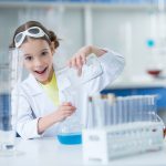 Une image de l‘activité Comment devenir un savant (fou ?) et faire le plein d’expérience (s) organisée par Apprends et Rêve, activités pour enfants et ados à Paris