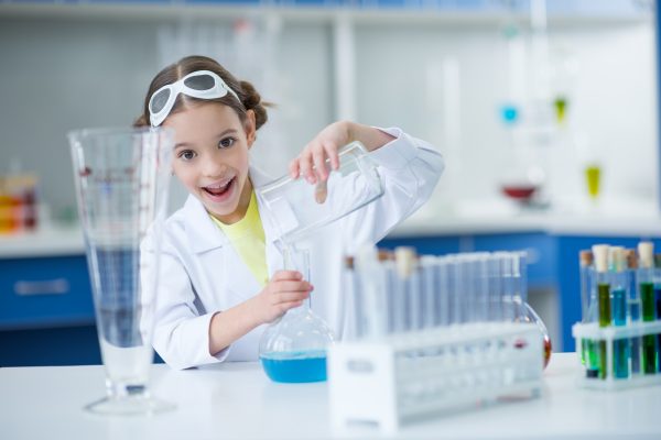 Une image de l‘activité Comment devenir un savant (fou ?) et faire le plein d’expérience (s) organisée par Apprends et Rêve, activités pour enfants et ados à Paris
