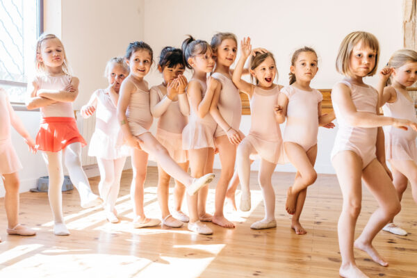 Une image de l‘activité La danse classique se découvre de 4 à 7 ans 2026- 2027 organisée par Apprends et Rêve, activités pour enfants et ados à Paris