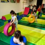Une image de l‘activité Motricité: se jouer des obstacles pour devenir un ou une vrai(e) petit(e) gymnaste organisée par Apprends et Rêve, activités pour enfants et ados à Paris