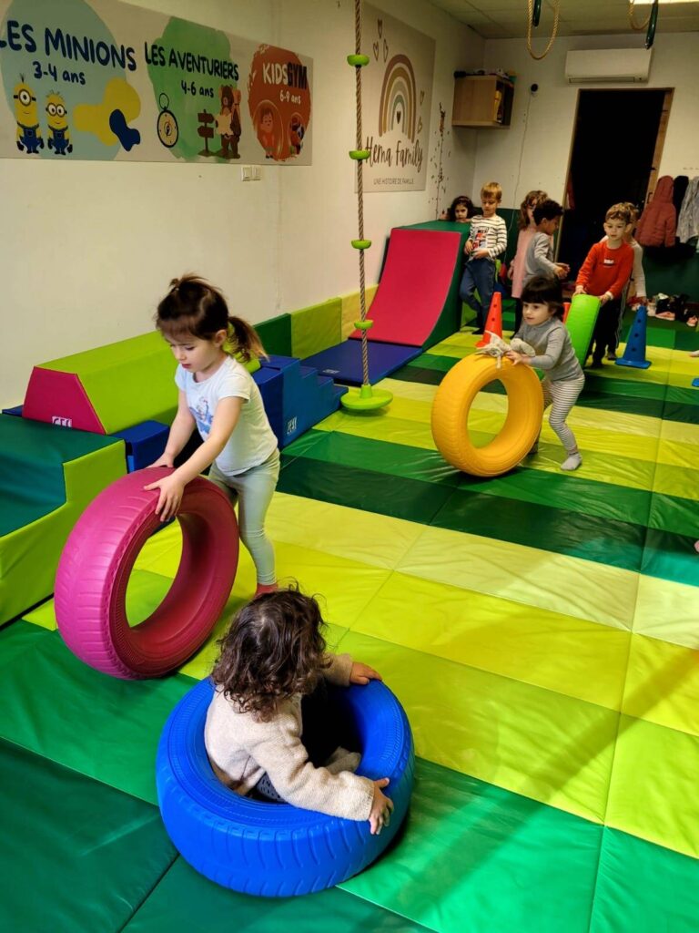 Activité 'Motricité: se jouer des obstacles pour devenir un ou une vrai(e) petit(e) gymnaste' par Apprends et Rêve, activités pour enfants et ados à Paris