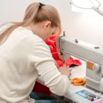 Une image de l‘activité 🧵 Couture : crée tes premières pièces organisée par Apprends et Rêve, activités pour enfants et ados à Paris