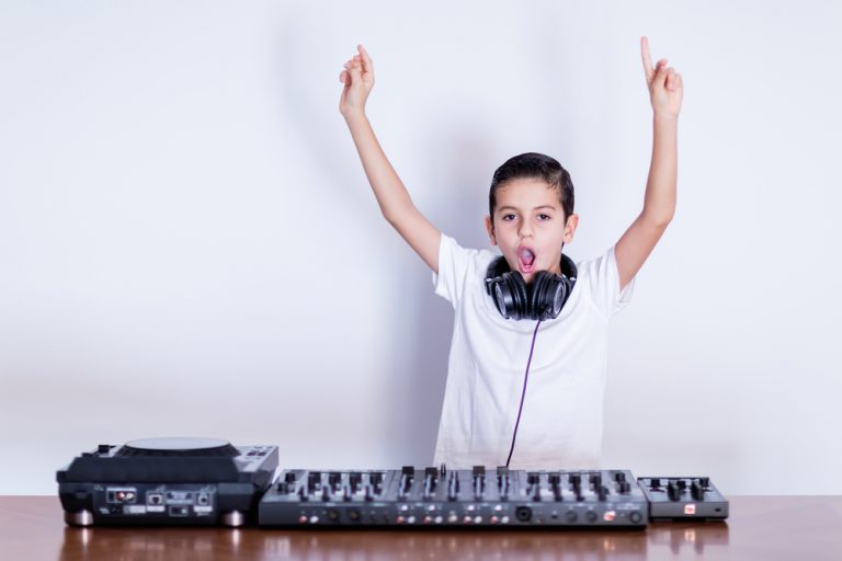 Activité 'Hip Hop, roller, Pop art et DJ mix, un stage qui pulse' par Apprends et Rêve, activités pour enfants et ados à Paris