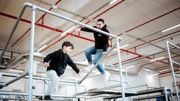 Une image de l‘activité Le Chase tag, un jeu TRÈS sportif organisée par Apprends et Rêve, activités pour enfants et ados à Paris