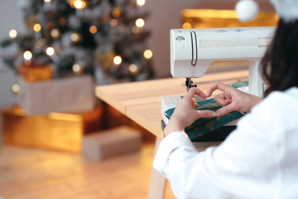 Une image de l‘activité Couture : De quoi briller pour les fêtes organisée par Apprends et Rêve, activités pour enfants et ados à Paris