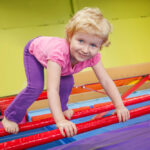 Une image de l‘activité Parcours et Défis : bouger, sauter, s’équilibrer organisée par Apprends et Rêve, activités pour enfants et ados à Paris