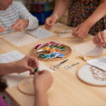 Une image de l‘activité Broderie et tricot : les aiguilles en action organisée par Apprends et Rêve, activités pour enfants et ados à Paris