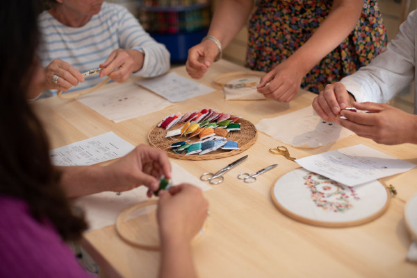 Une image de l‘activité Broderie et tricot : les aiguilles en action organisée par Apprends et Rêve, activités pour enfants et ados à Paris