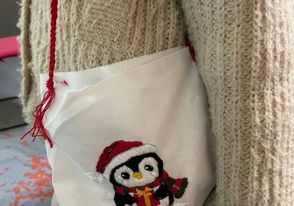 Photo de l'activité 🌟 🎎🧑🏻‍🎨 Entre poterie, céramique, paillettes d’or et broderie, un stage pour briller de créativité ! 🪡🧵✨, organisée par Apprends & Rêve