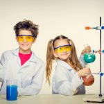 Une image de l‘activité Comment devenir un savant (fou ?) et faire le plein d’expérience (s) organisée par Apprends et Rêve, activités pour enfants et ados à Paris