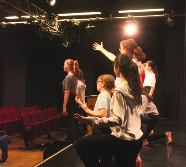 Une image de l‘activité Théâtre: jouer et vivre, la réponse aux aspirations des ados en 2026-2027 organisée par Apprends et Rêve, activités pour enfants et ados à Paris