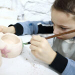 Une image de l‘activité 🌟 Entre paillettes d’or et plumes d’oiseaux, un stage pour briller de créativité ! 🐦🎨✨ organisée par Apprends et Rêve, activités pour enfants et ados à Paris