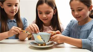 Photo de l'activité 🌟 Entre paillettes d’or et plumes d’oiseaux, un stage pour briller de créativité ! 🐦🎨✨, organisée par Apprends & Rêve