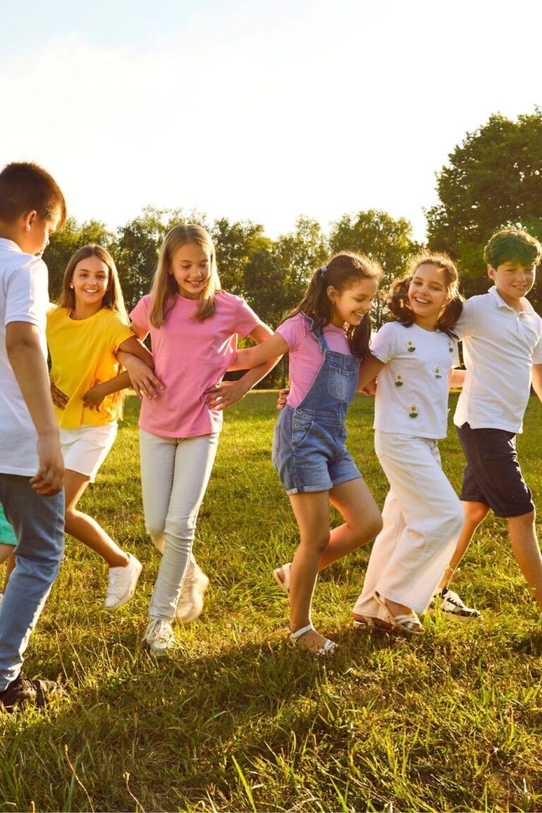 Activité '9-12 ans – Matinée multi-activités: théâtre ou multisports + dessin ou athlétisme' par Apprends et Rêve, activités pour enfants et ados à Paris