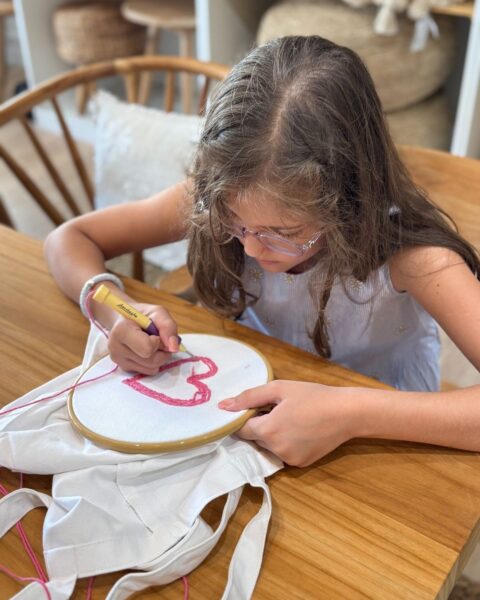 Une image de l‘activité 🧵 Broderie pour les 9-12 ans organisée par Apprends et Rêve, activités pour enfants et ados à Paris