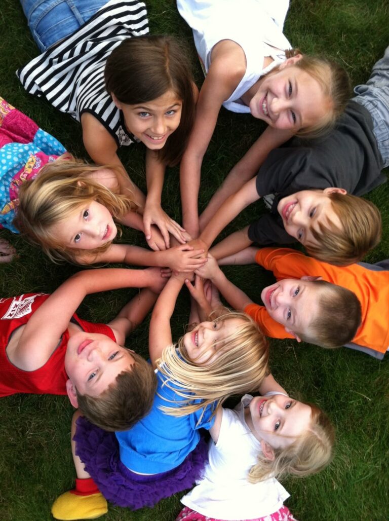 Activité '5-7 ans – Journée multi activités : athlétisme OU échecs + multisports OU gym + Musique & chant OU Botanique + Art & Créativité OU Théâtre' par Apprends et Rêve, activités pour enfants et ados à Paris