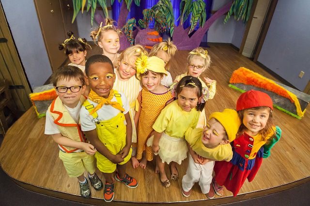 Activité 'Les Petits Explorateurs des Arts : musique, théâtre et yoga' par Apprends et Rêve, activités pour enfants et ados à Paris
