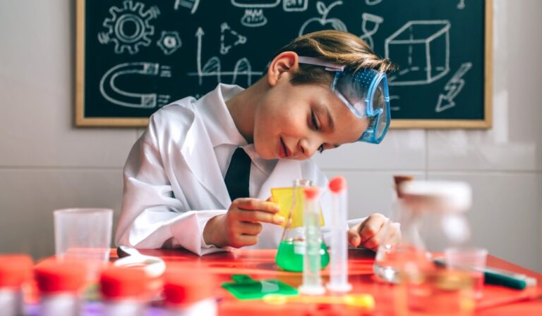 Activité 'Les petits Explorateurs des Sciences en action pour les 4-7ans' par Apprends et Rêve, activités pour enfants et ados à Paris