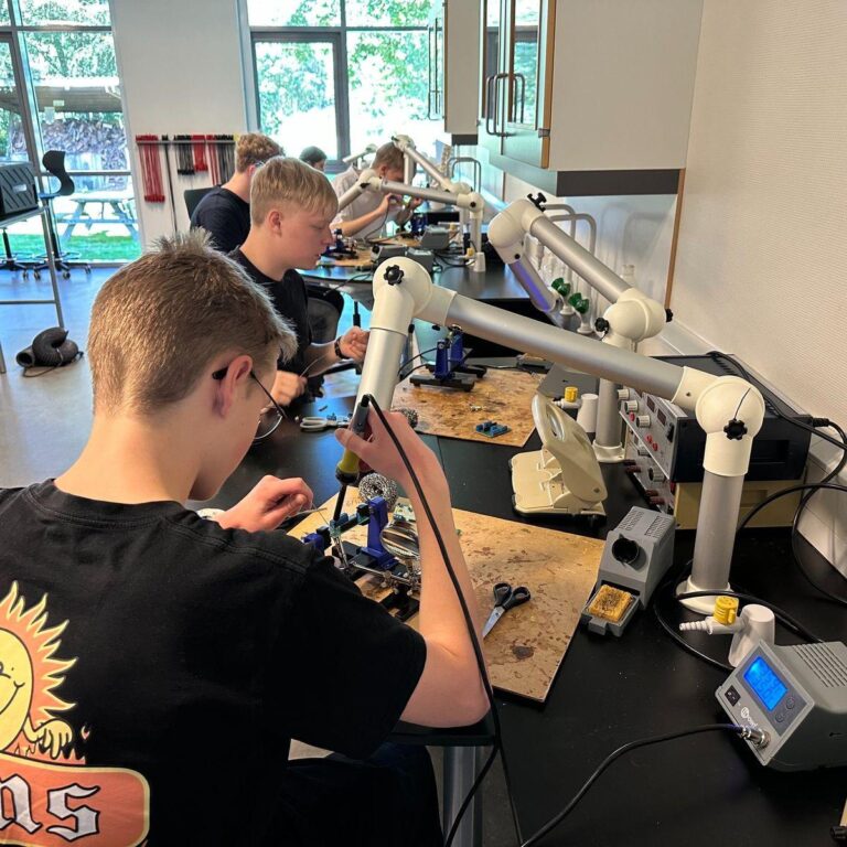 Activité '🤖 Intelligence artificielle & robotique pour les ados' par Apprends et Rêve, activités pour enfants et ados à Paris