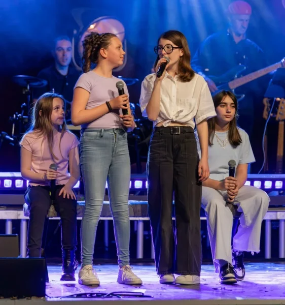 Une image de l‘activité Chant/ chorale : chanter et vibrer ensemble – À l&rsquo;année 2026 – 2027 organisée par Apprends et Rêve, activités pour enfants et ados à Paris