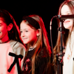 Une image de l‘activité Chant/ chorale : chanter et vibrer ensemble – À l&rsquo;année 2026 – 2027 organisée par Apprends et Rêve, activités pour enfants et ados à Paris