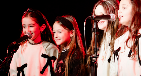 Une image de l‘activité Chant/ chorale : chanter et vibrer ensemble – À l&rsquo;année 2026 – 2027 organisée par Apprends et Rêve, activités pour enfants et ados à Paris