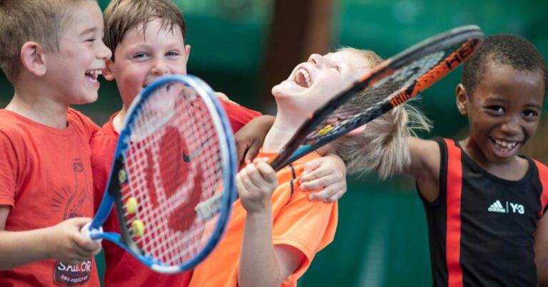 Activité 'Initiation au tennis: apprendre à placer sa raquette et préparer ses déplacements pour devenir de vrais champions' par Apprends et Rêve, activités pour enfants et ados à Paris