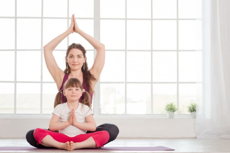 Activité 'Yoga et Acroyoga parent+enfant (5-8 ans): viser l&rsquo;harmonie, ensemble – Semestre 2 2026-2027' par Apprends et Rêve, activités pour enfants et ados à Paris
