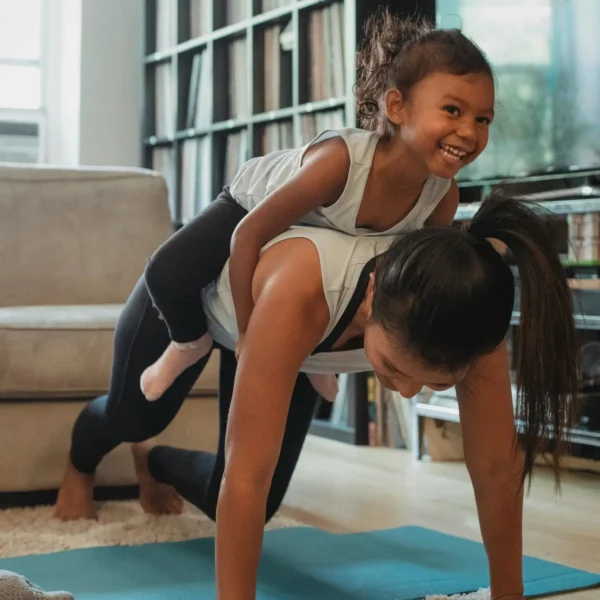 Une image de l‘activité Yoga et Acroyoga parent+enfant (5-8 ans): viser l&rsquo;harmonie, ensemble (à l&rsquo;année) 2026-2027 organisée par Apprends et Rêve, activités pour enfants et ados à Paris