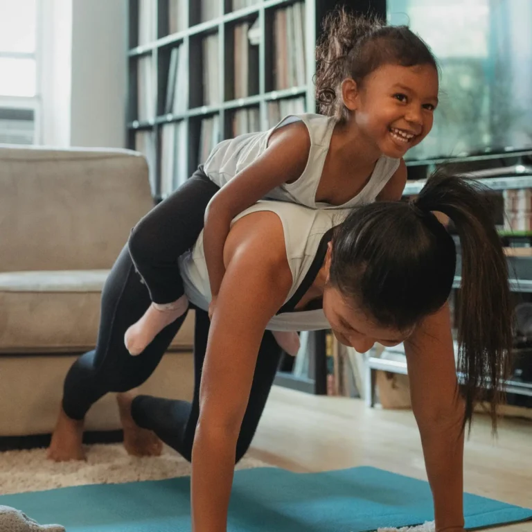 Activité 'Yoga et Acroyoga parent+enfant (5-8 ans): viser l&rsquo;harmonie, ensemble (à l&rsquo;année) 2026-2027' par Apprends et Rêve, activités pour enfants et ados à Paris